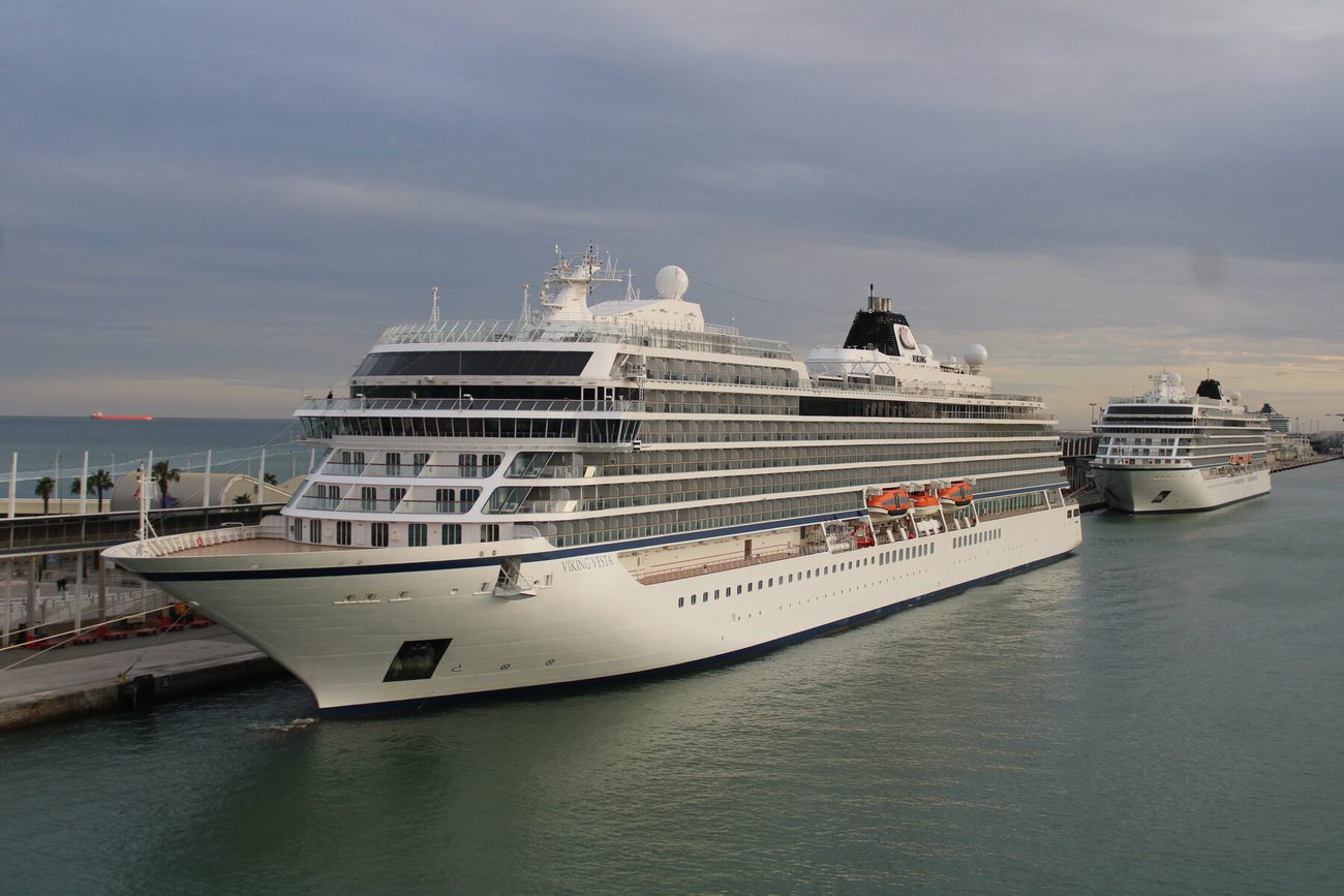 Dos creuers Viking amarrats al Moll Adossat, port de Barcelona