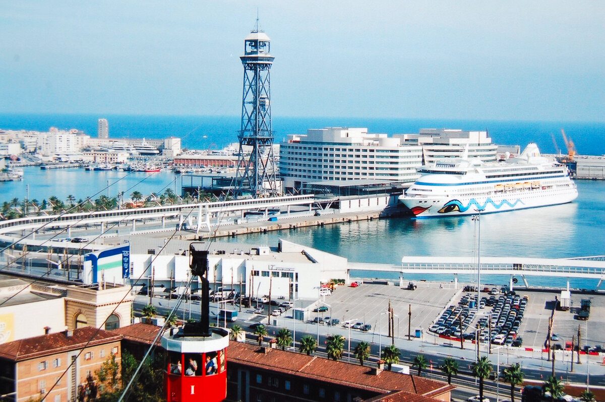Creuer amarrat al Port Vell de Barcelona, vist des del Parc de Montjuïc, amb la ciutat al fons
