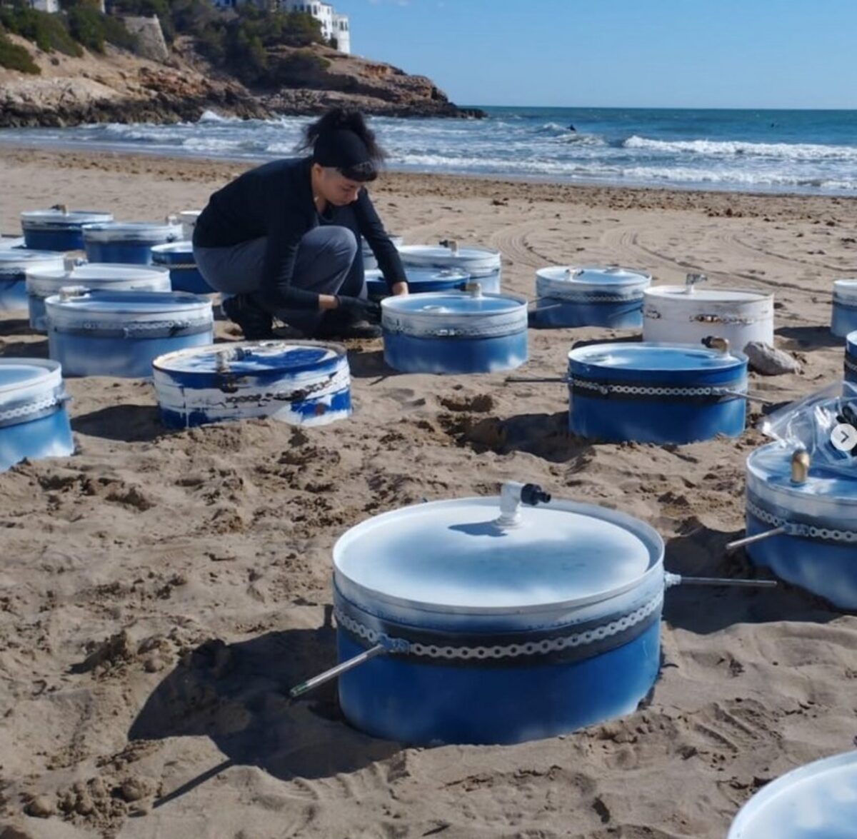 Cambres bentòniques preparades a la platja abans del desplegament