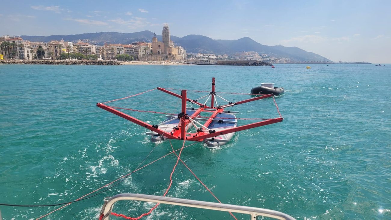 Plataforma de tomografia elèctrica amfíbia remolcada davant la costa de Sitges durant una campanya del projecte