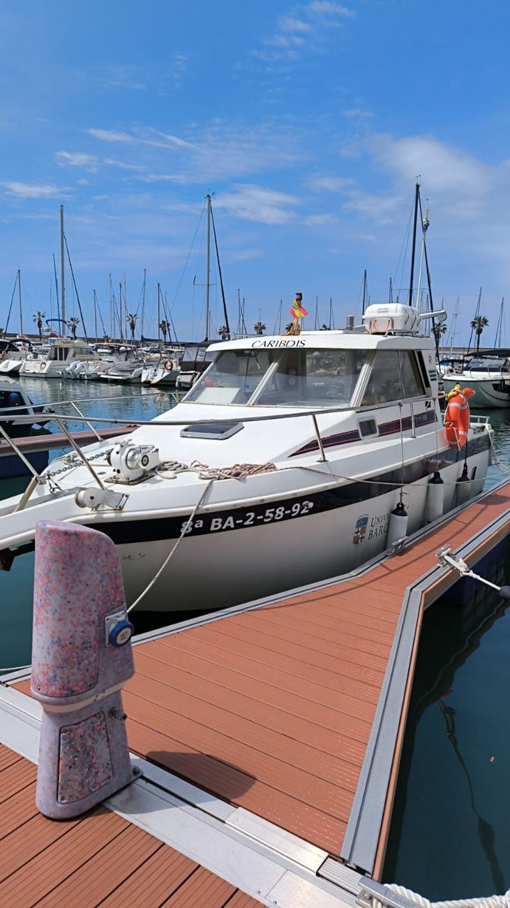 Embarcació Caribdis de la Universitat de Barcelona, atracada al port