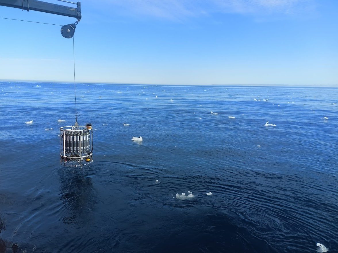 Desplegament d'un rosette CTD durant un mostreig oceanogràfic